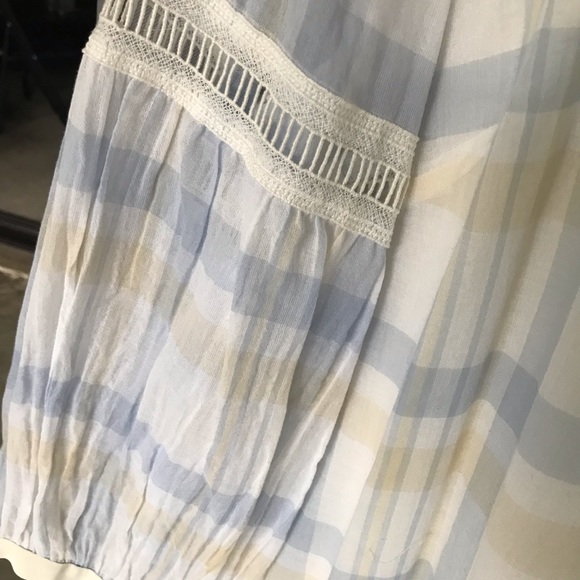 St. John blouse. Excellent condition. Size 16. - Picture 4 of 5